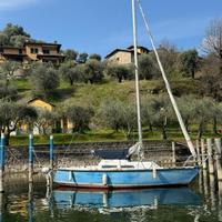 Barca a vela da lago