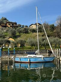 Barca a vela da lago