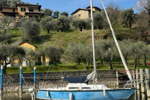 Barca a vela da lago