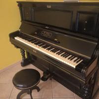 Pianoforte a muro antico.
