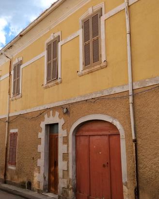 Ittiri. Casa indipendente con cortile e box auto
