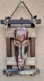 Composizione  da parete con maschera africana '70