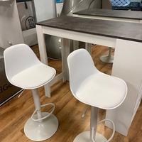 mobiletto reception con due sedie