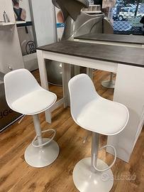 mobiletto reception con due sedie