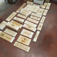 Tavole di cassette di vino smontate miste