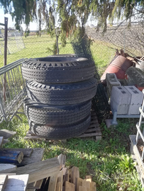 Copertoni con cerchi mezzo agricolo