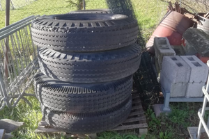 Copertoni con cerchi mezzo agricolo