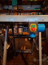 sega circolare e tavolo da lavoro