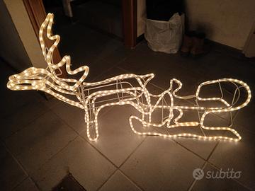 renna con slitta luminosa