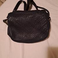 borsa in pelle nera con tracolla