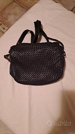 borsa in pelle nera con tracolla