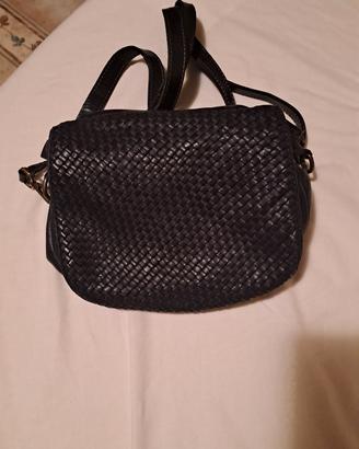 borsa in pelle nera con tracolla