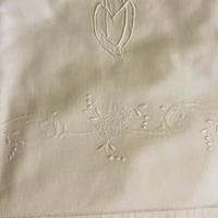 Lenzuoli della nonna ricamati a mano