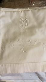 Lenzuoli della nonna ricamati a mano