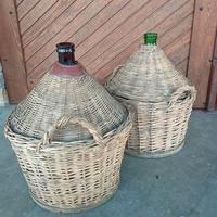 Damigiane vecchie con rivestimento in vimini