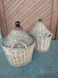 Damigiane vecchie con rivestimento in vimini