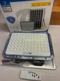 Faro led 2000W con pannello fotovoltaico