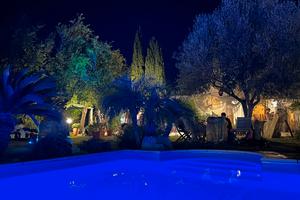 Villa con piscina e giardino sui quattro lati