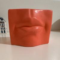 Vaso rettangolare rosa con labbra