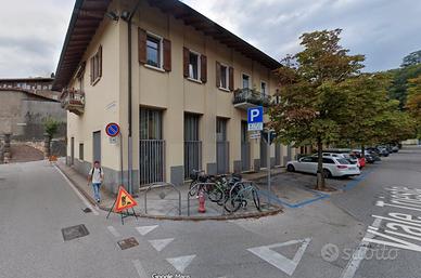 Ufficio luminoso su due livelli