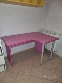 Scrivania angolare rosa con gambe in metallo
