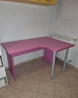 Scrivania angolare rosa con gambe in metallo
