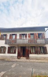 Porzione di casa da ristrutturare con ingresso ind