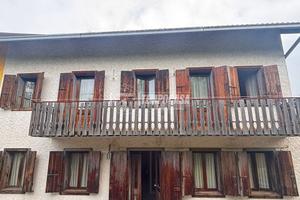 Porzione di casa da ristrutturare con ingresso ind