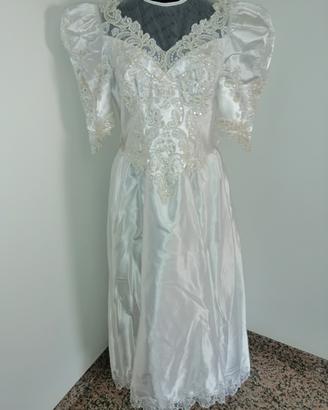 abito da sposa vintage con guanti e velo