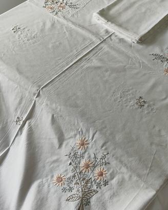 Tovaglia in cotone ricamata con fiori 