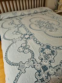 copriletto ricamato