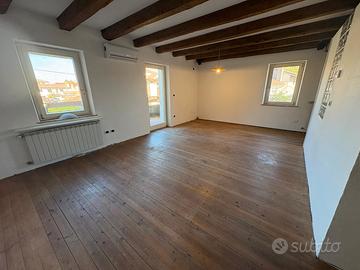 Ampia villa in bifamiliare ristrutturata