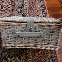 Cestino da picnic di vimini con di stoviglie