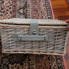 Cestino da picnic di vimini con di stoviglie