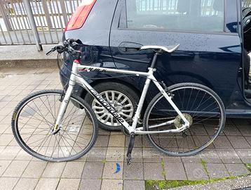 Bicicletta MTB cannondale con telaio in alluminio