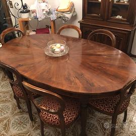 tavolo ovale in legno lavorato con sedie