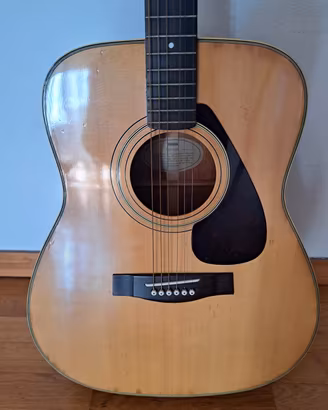 chitarra acustica Yamaha in buone condizioni