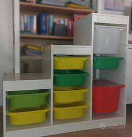 Mobile bianco con contenitori colorati