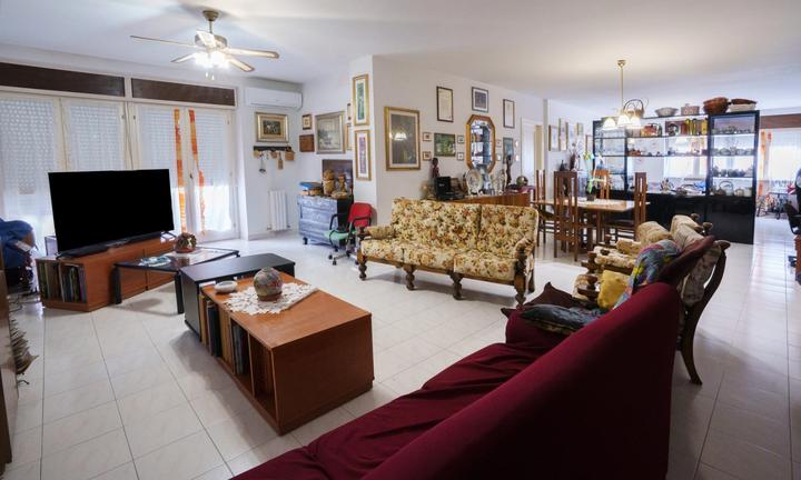 Ampio pentavano con terrazza e posto auto