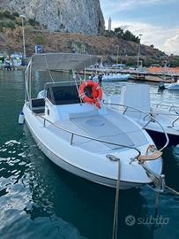 Motoscafo fuoribordo con piccola cabina e bagno