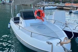 Motoscafo fuoribordo con piccola cabina e bagno