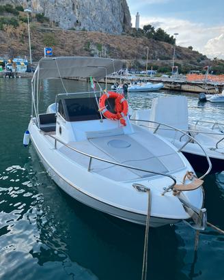 Motoscafo fuoribordo con piccola cabina e bagno