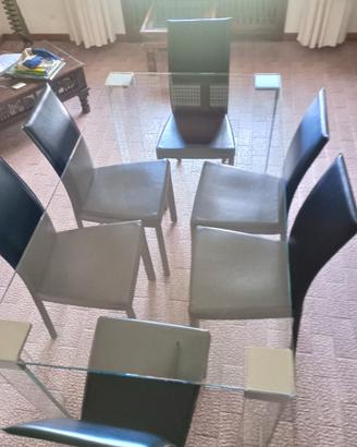 Tavolo in cristallo e sedie in pelle