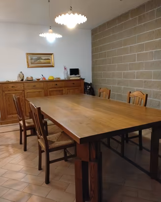 tavolo con sedie e mobile 