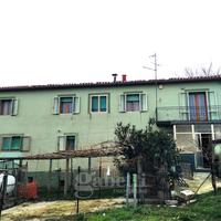 Proprietà immobiliare con terreni