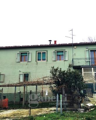 Proprietà immobiliare con terreni