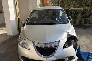 Lancia Y diesel incidentata