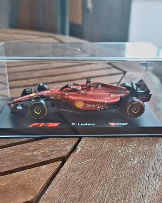 Modellino Ferrari F1-75 Leclerc Burago con teca
