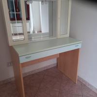 Scrivania con cassetto