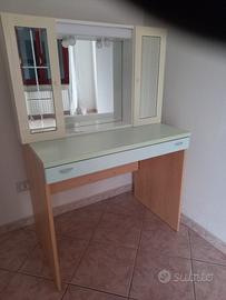 Scrivania con cassetto